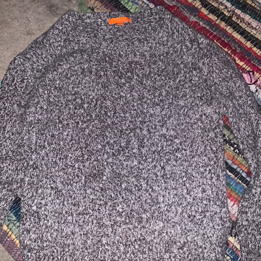 grey and white long sleeve sweater